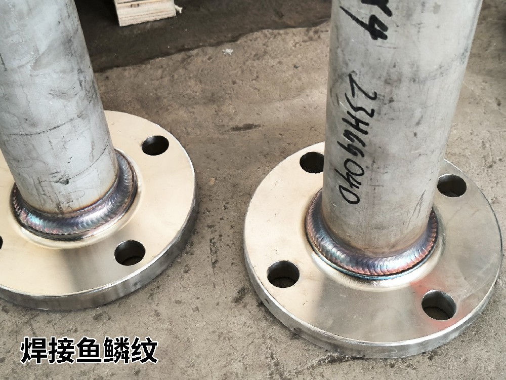 衡水客戶碳鋼壓力容器現(xiàn)場調(diào)試，工人很快學(xué)會